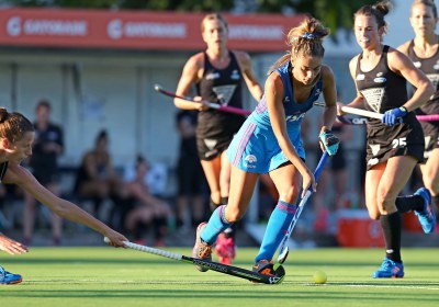 Magdalena Fernandez Ladra llevando la bocha ante algunas jugadoras de Nueva Zelanda